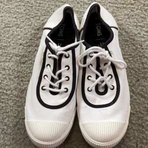 EUC woman’s TOM sneakers